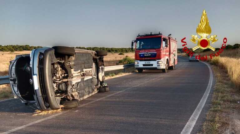 Galleria foto 'Incidente sulla provinciale a Gallipoli, si ribalta un’auto con cinque giovani turisti: tre in ospedale' - foto 1