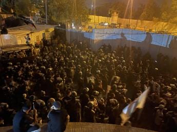 Galleria foto 'Iraq, proteste per rogo Corano: assaltata ambasciata svedese a Baghdad' - foto 1