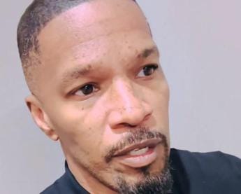 Galleria foto 'Jamie Foxx, primo video dopo la malattia: “Un inferno” – Video' - foto 1