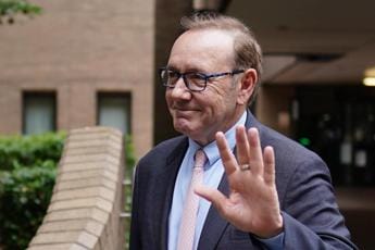 Kevin Spacey e le accuse di violenza: “Mi risvegliai mentre faceva sesso orale su di me”