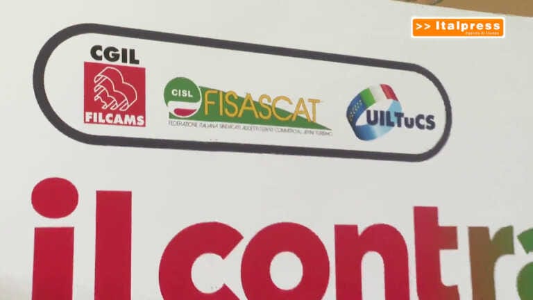 Galleria foto 'Sindacati, assemblea unitaria a Bologna per il contratto del terziario' - foto 1