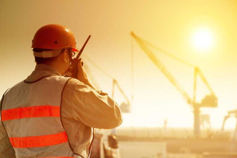 L’idea di Inail e Cnr: i bollini colorati sui luoghi di lavoro. E i sindacati: «Stop quando fa troppo caldo»
