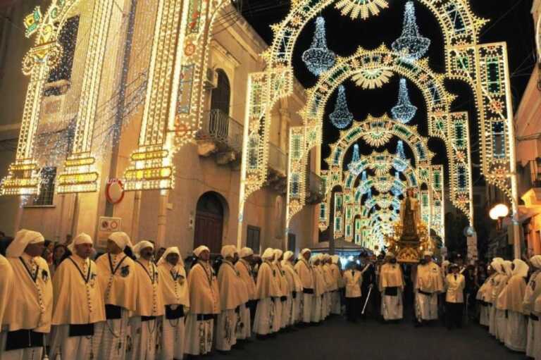 A Pulsano le luminarie si accendono in occasione della Festa della Madonna del Carmine