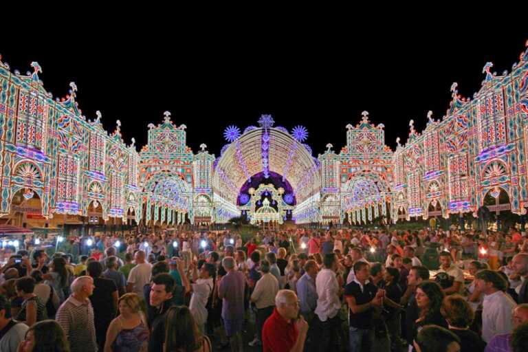 Scorrano fa festa con le luminarie, sale l’attesa per la Santa Domenica: in arrivo cinque giorni di eventi