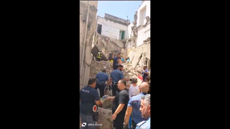 Galleria foto 'Crolla una palazzina a Torre del Greco, si scava con le mani' - foto 1