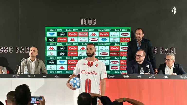 Bari, ecco la nuova maglia. De Laurentiis: «Puntiamo ai play off». Il 18 luglio via alla campagna abbonamenti