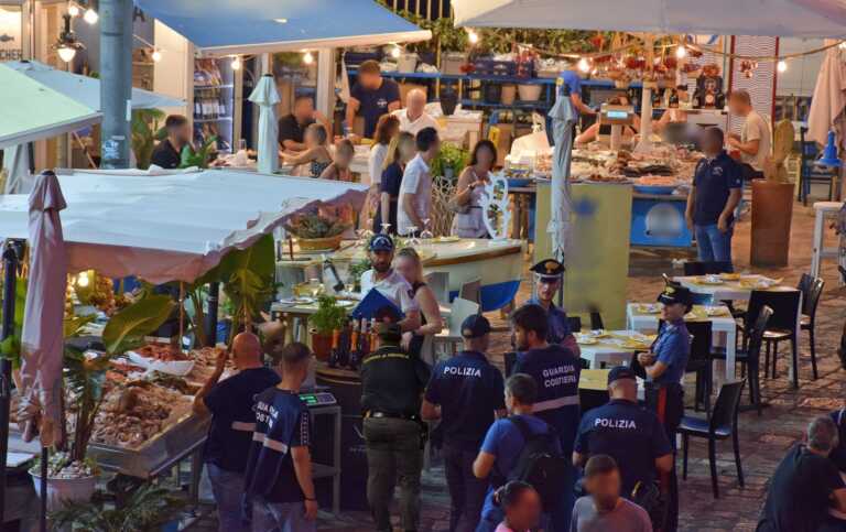 Tavoli, sedie e ombrelloni per sedersi e mangiare al mercato ittico di Gallipoli: raffica di denunce