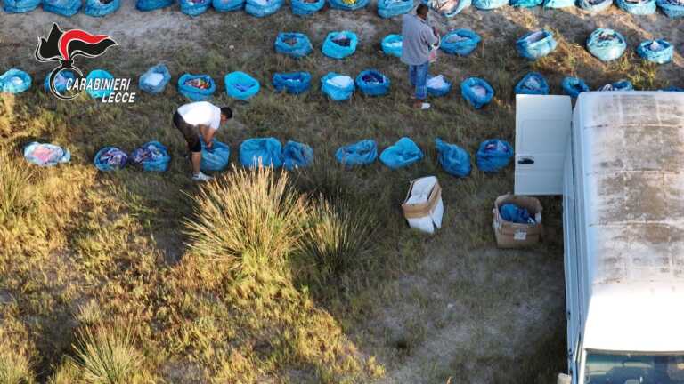 Galleria foto 'Un tratto di spiaggia trasformato in un deposito di merce contraffatta: sequestrati 9mila capi a Porto Cesareo' - foto 3