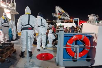 Galleria foto 'Migranti, 240 arrivi nella notte a Lampedusa: quasi 2mila in hotspot' - foto 1