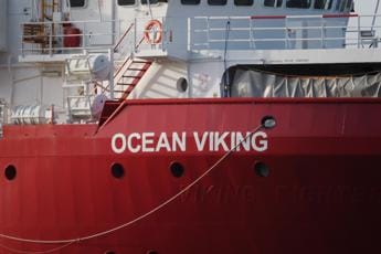 Galleria foto 'Migranti, Ocean Viking in stato di fermo al porto di Civitavecchia' - foto 1