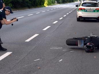 Galleria foto 'Milano, morto pedone investito da moto' - foto 1