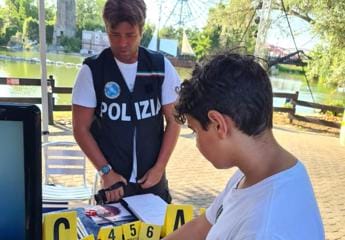 Galleria foto 'Mirabilandia, divertimento e sicurezza con Polizia tra visitatori al parco giochi' - foto 1