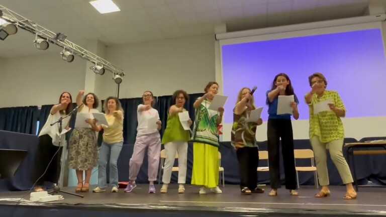 “Mon Amour” cantato dalle docenti baresi: il tormentone di Annalisa diventa «Ho visto lei che chiama lui» – VIDEO