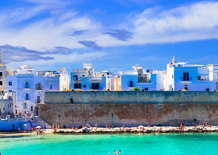 Monopoli la “Santorini” di Puglia tra mercantini, caro prezzi e traffico in tilt