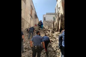 Galleria foto 'Napoli, crolla palazzo di tre piani a Torre del Greco' - foto 1