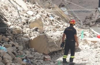 Galleria foto 'Napoli, crollo palazzina a Torre del Greco: 27 avvisi di garanzia' - foto 1