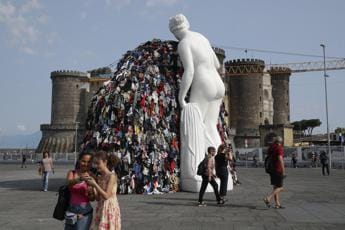 Galleria foto 'Napoli, distrutta da incendio ‘Venere degli stracci’ di Michelangelo Pistoletto' - foto 1