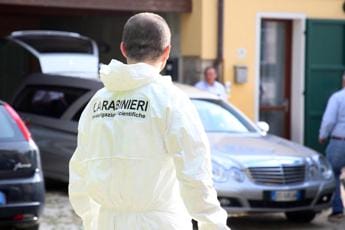 Galleria foto 'Napoli, trovato cadavere in centro sportivo abbandonato di Caivano' - foto 1