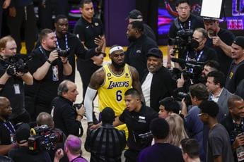 Galleria foto 'Nba, stella dei Lakers LeBron James non si ritira: “Non è ancora quel giorno”' - foto 1
