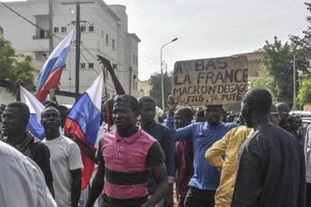 Niger, colpo di Stato: migliaia davanti ambasciata Francia con bandiere russe