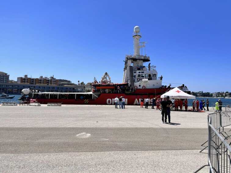 La Open Arms è in porto a Brindisi: a bordo 299 migranti. Tra loro molti minori non accompagnati