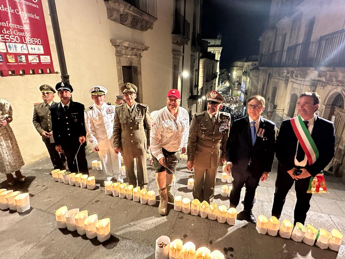 Galleria foto 'Operazione Husky, colomba di candele illumina Scala Caltagirone' - foto 1