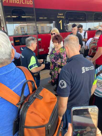 Galleria foto 'Orietta Berti in stazione a Bari: selfie con i fan prima di salire sul treno per Roma' - foto 2