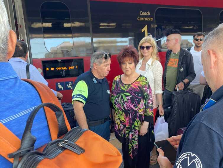 Orietta Berti in stazione a Bari: selfie con i fan prima di salire sul treno per Roma