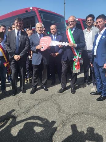 Galleria foto 'Ostia, Atac presenta con Gualtieri la nuova flotta di mini-bus ibridi' - foto 1