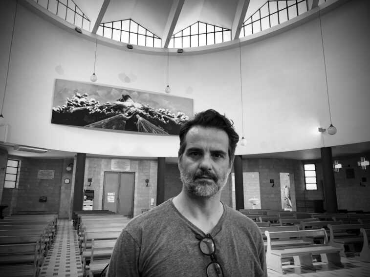 Paolo Troilo racconta l’inquinamento con “Cristo dalla polvere”: l’opera nel quartiere Tamburi