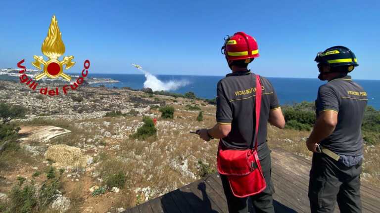 Galleria foto 'Brucia ancora il Salento: incendi a Castro, Diso e Santa Cesarea. Evacuate alcune abitazioni – VIDEO' - foto 1