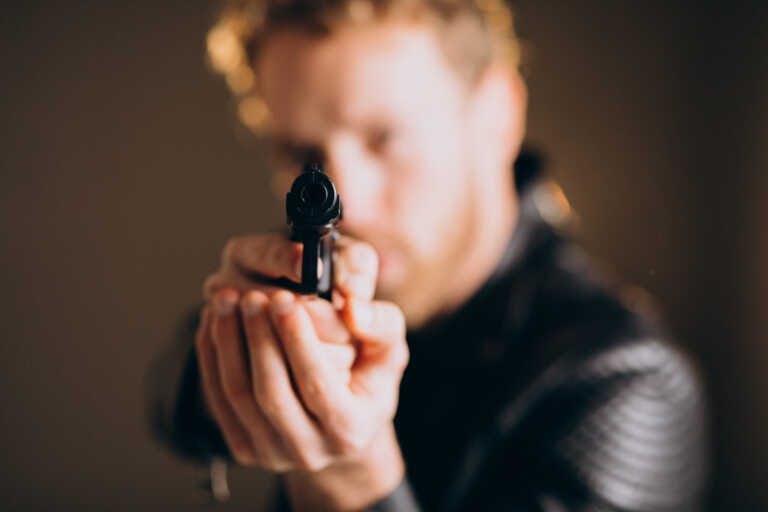 Taranto, in centro con una pistola. All’alt della Polizia la punta contro: denunciato 18enne