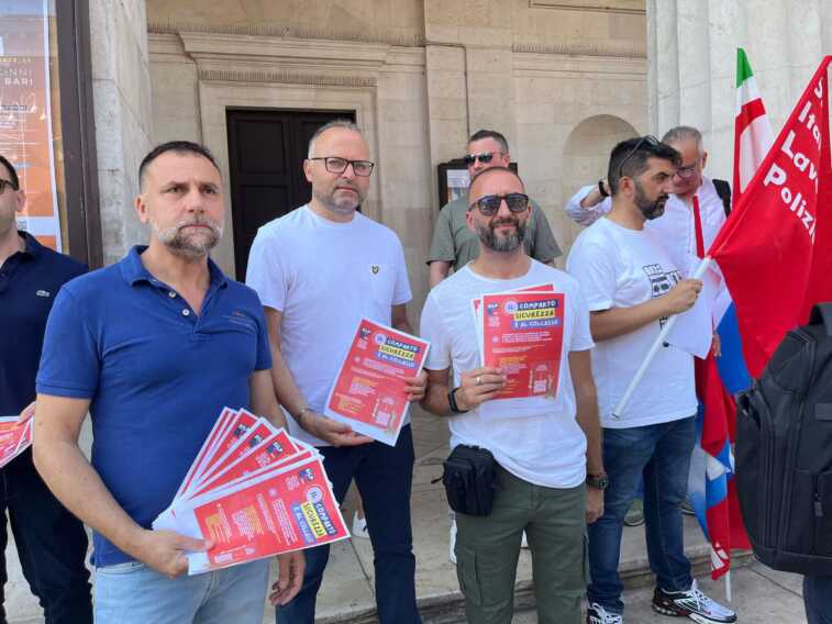Bari, la protesta dei poliziotti davanti alla Prefettura: «Senza risorse e organici. Vogliamo essere ascoltati» – VIDEO