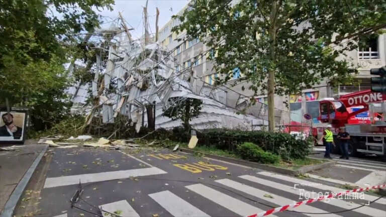 Galleria foto 'Maltempo Milano, immagini impressionanti del crollo di un’impalcatura' - foto 1