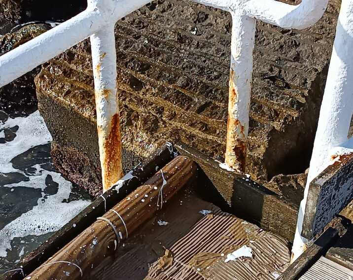 Torre Quetta, ecco la ruggine sui pontili. E sorge il dubbio sul costo dei lavori