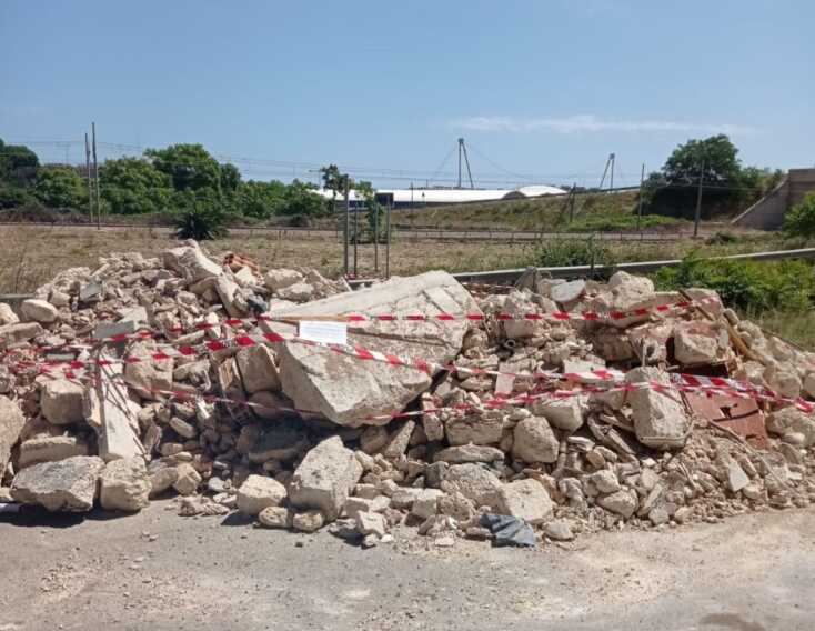 Sorpreso mentre abbandona rifiuti in un’area della zona industriale di Bari: multato un uomo