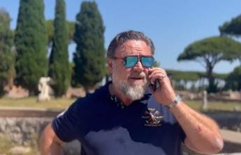 Russell Crowe a Ostia Antica, il ‘Gladiatore’ parla al telefono con Cicerone – Video