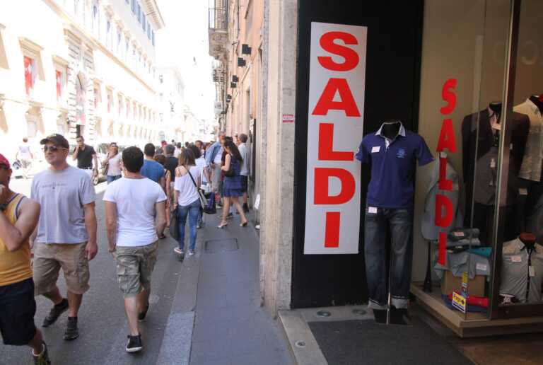 Al via domani i saldi di fine stagione. L’appello di Delli Noci: «Sosteniamo il commercio di prossimità»