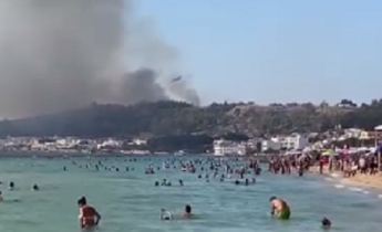 Galleria foto 'Salento, incendio sulla costa: a Gallipoli evacuati residenti e bagnanti' - foto 1