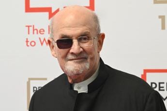 Galleria foto 'Salman Rushdie: “Dopo l’attentato faccio sogni folli”' - foto 1