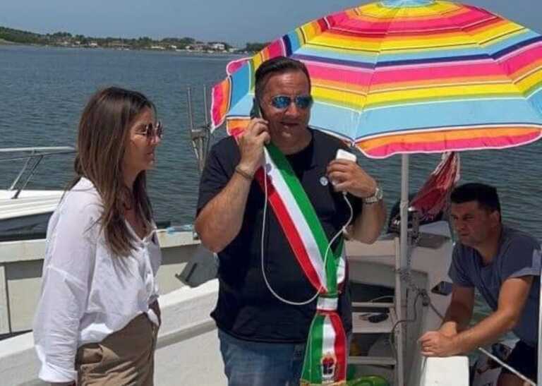 Cagnano Varano, il sindaco si incatena su una barca: «La Regione dia risposte sul futuro del lago» – VIDEO
