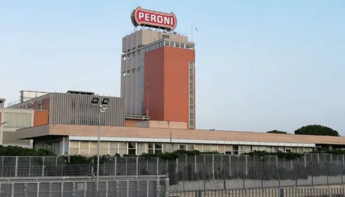 Fuoco all’esterno della Birra Peroni di Bari, l’incendio ancora in corso