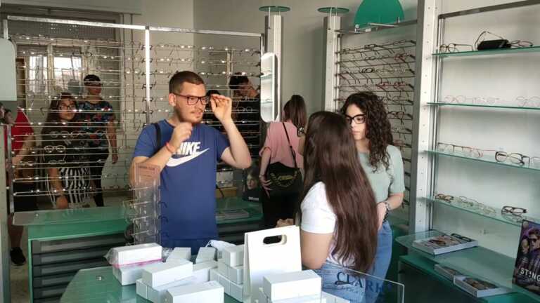 Gli studenti diventano ottici per aiutare chi non può permettersi una visita: a Stornara ecco l'”Occhiale solidale” – VIDEO