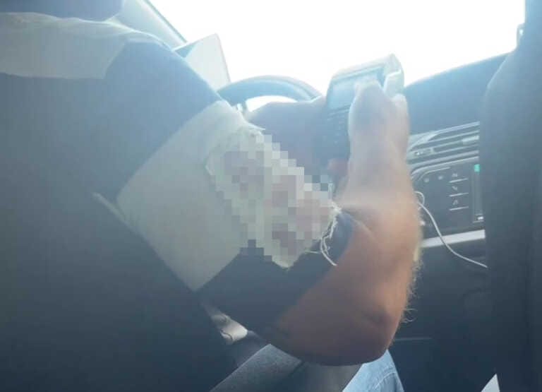 La lite di Selvaggia Lucarelli con un tassista a Bari: lei vuole pagare con il Pos, ma non funziona – VIDEO