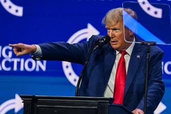Galleria foto 'Trump: “Io non tenevo le carte segrete tra i calzini, come Bill Clinton”' - foto 1