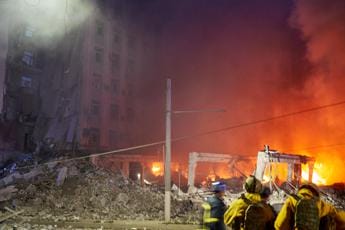 Ucraina, missile russo su Dnipro: colpito un condominio. Zelensky: “La pagheranno”
