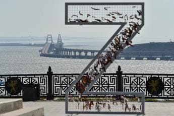 Ucraina-Russia, esplosioni sul ponte di Crimea: “Almeno due morti” Ucraina-Russia, esplosioni sul ponte di Crimea: “Almeno due morti”