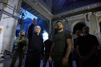 Ucraina, Zelensky a Odessa visita Cattedrale colpita dai russi – Video