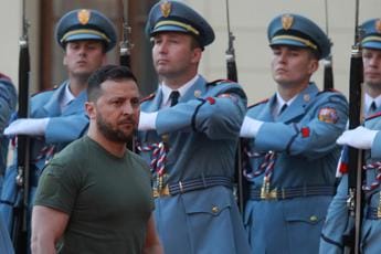 Ucraina, Zelensky: “Armi a lungo raggio? Dipende solo da Usa”