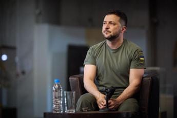Ucraina, Zelensky ringrazia Biden per bombe a grappolo: “Pace più vicina”
